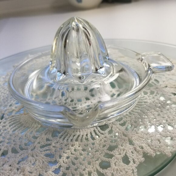 Vintage Juicer Reamer Small Clear Glass Flat Thumb Rest For Citrus Barware (L13) - Picture 4 of 12